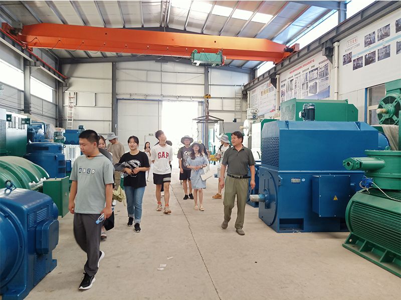 清華大學的（de）學生來公司參觀（guān）