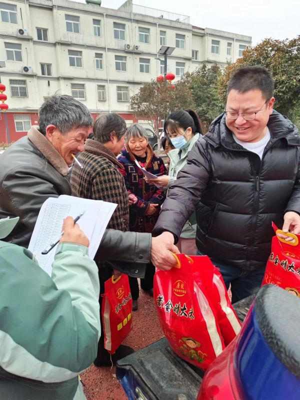 關愛老（lǎo）人，我們一（yī）直在（zài）行動，2023年農曆臘月二十，給西北流村的老人 發春節（jiē）福利