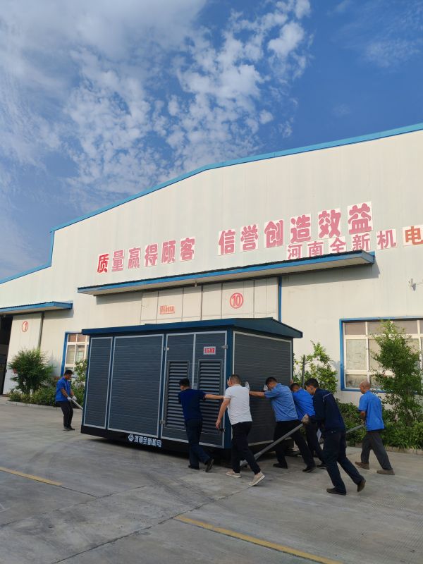 齊心（xīn）協力，移（yí）動箱變，準備發貨