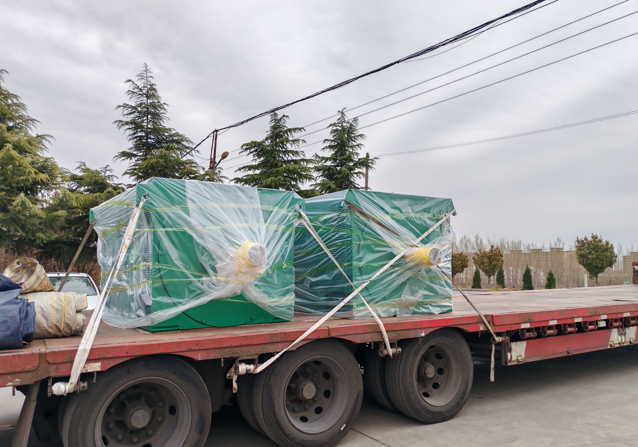 2台630kw/10kv高壓電機發往港口，準備出口